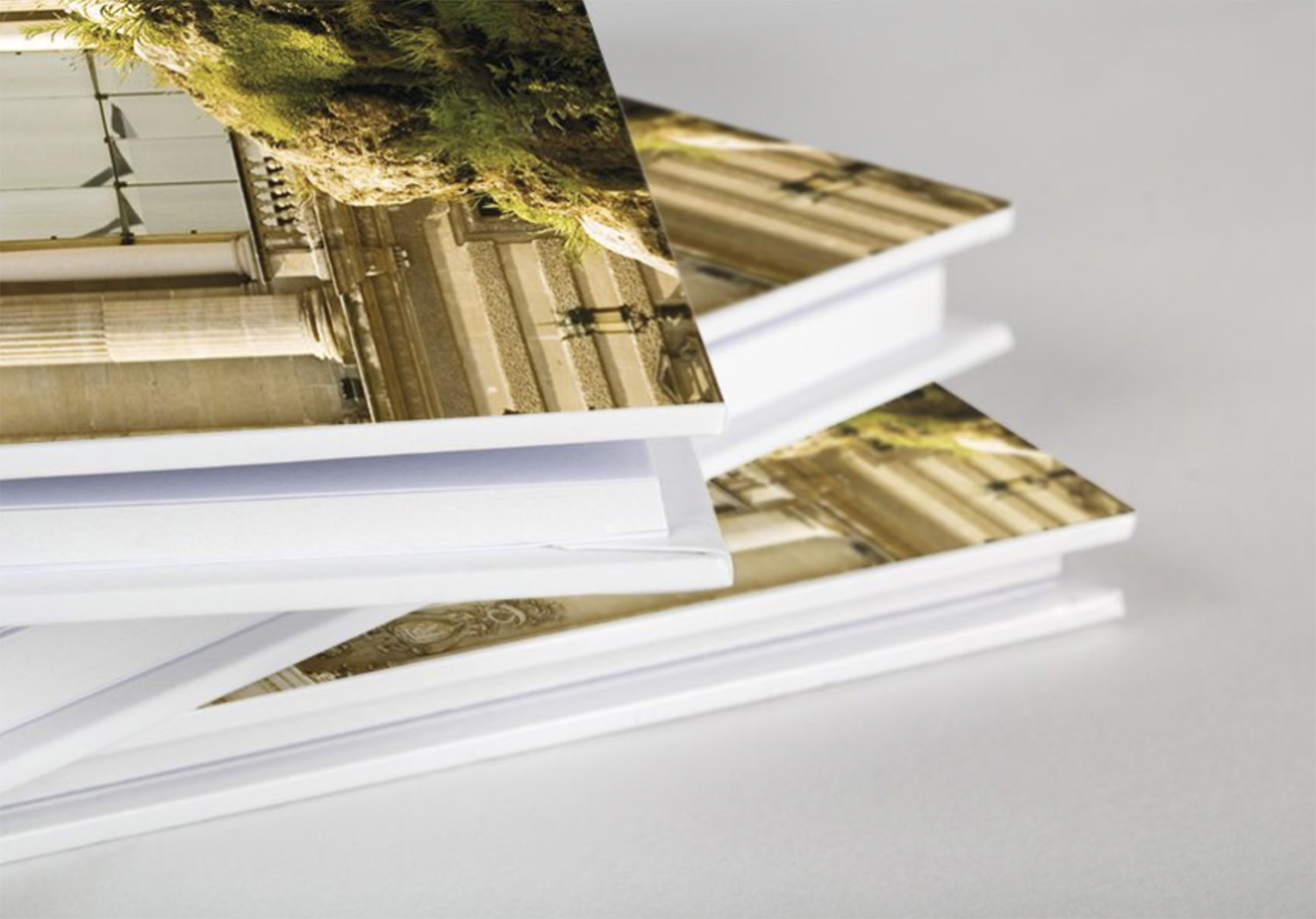 Réalisation de livre couverture rigide. Speyser, agence de communication visuelle Annemasse