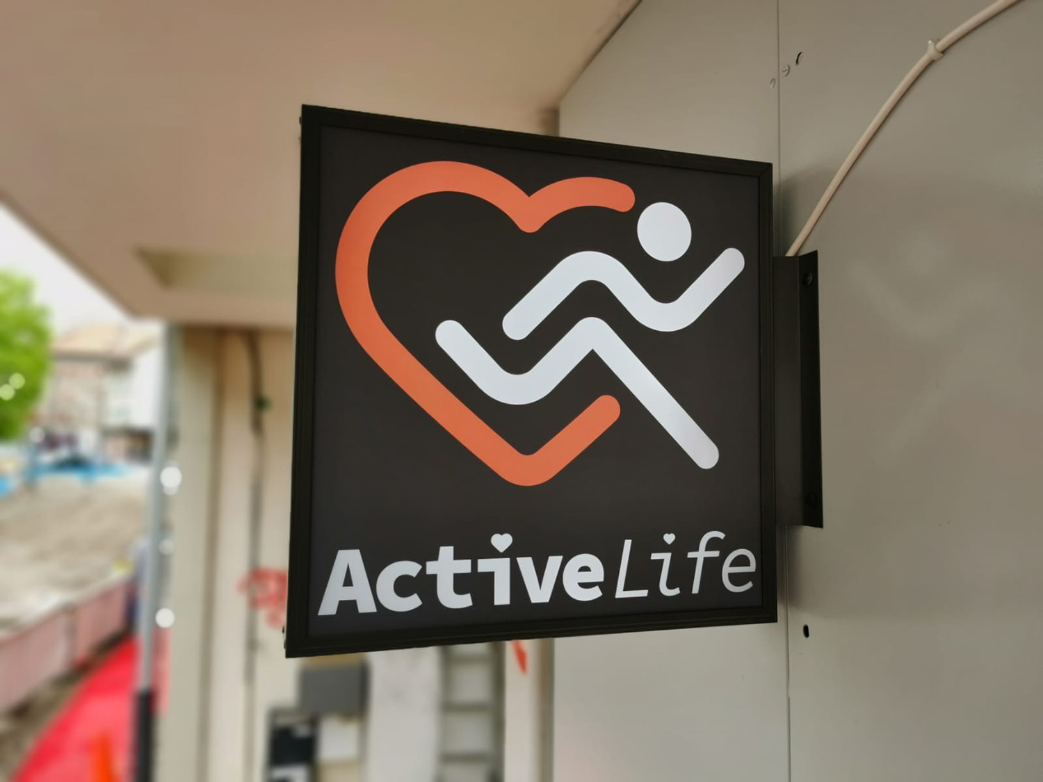 Exemple de réalisation d'enseigne drapeau. Speyser, agence de communication visuelle Annemasse