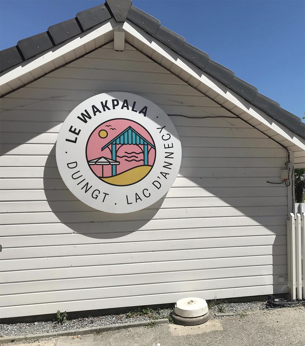 Exemple de réalisation d'enseigne rétro-éclairée Speyser, agence de communication visuelle Annemasse