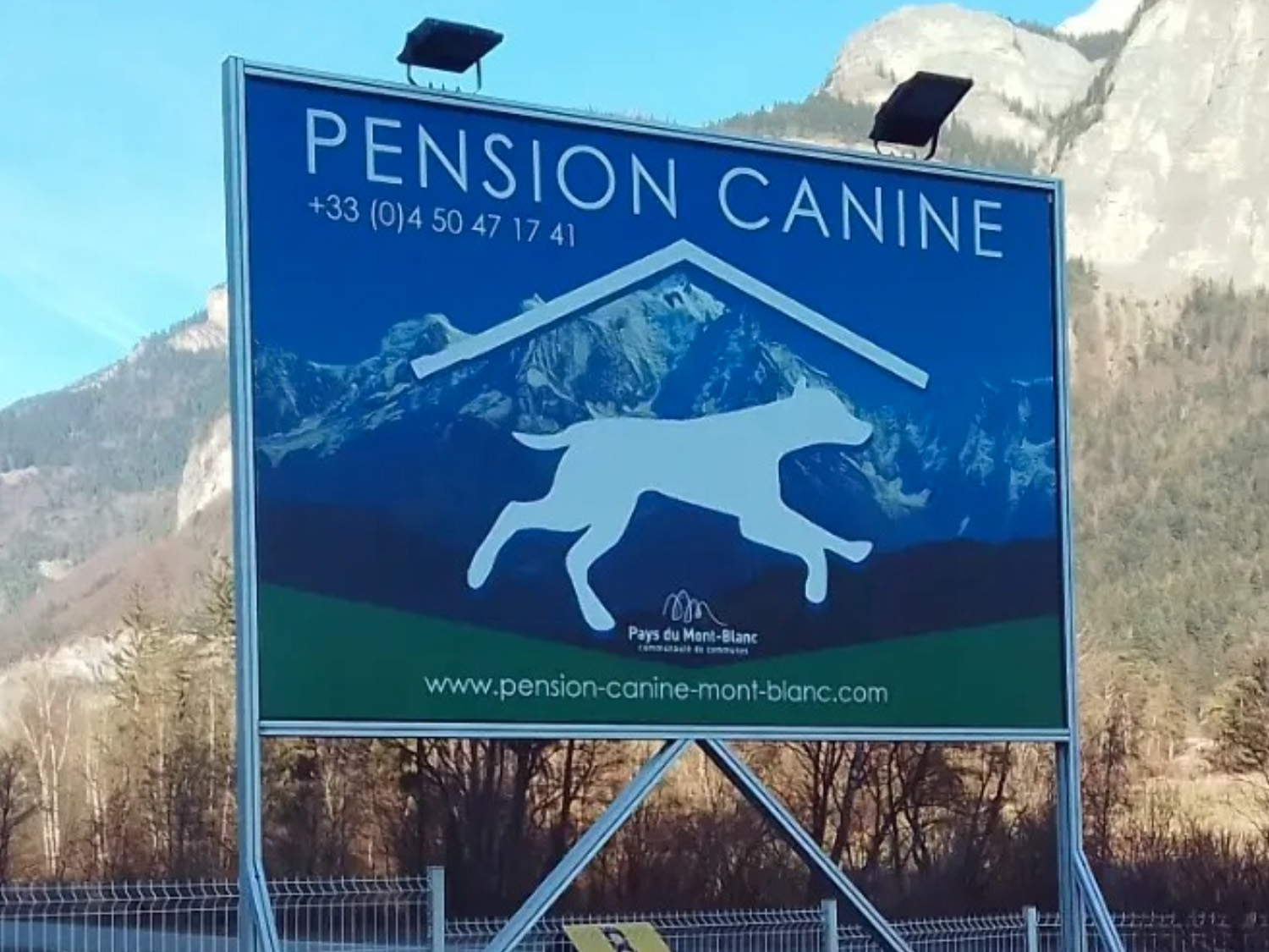 Enseigne panneau routier publicitaire signalétique éclairage grand format Annemasse 74 Haute-Savoie