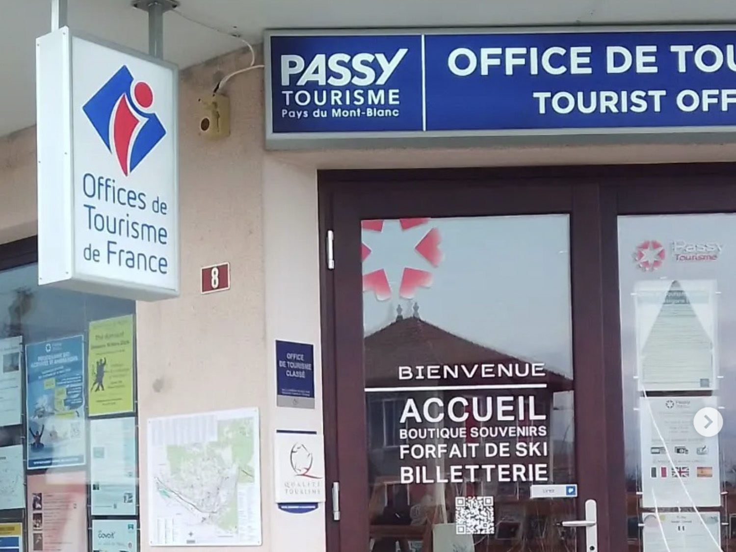 Enseigne Drapeau simple rectangulaire à Annemasse 74 Haute-Savoie Imprimerie Signalétique