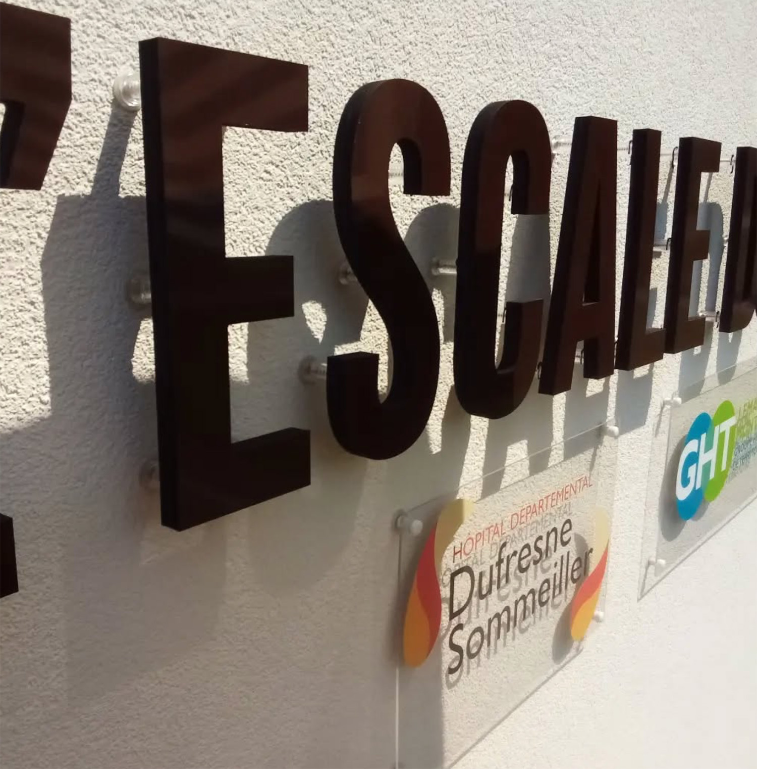pmma-plexiglass-plaque-enseigne-lettres-3D-découpées-74-speyser-agence-communication-visuelle-signalétique-imprimerie.jpg