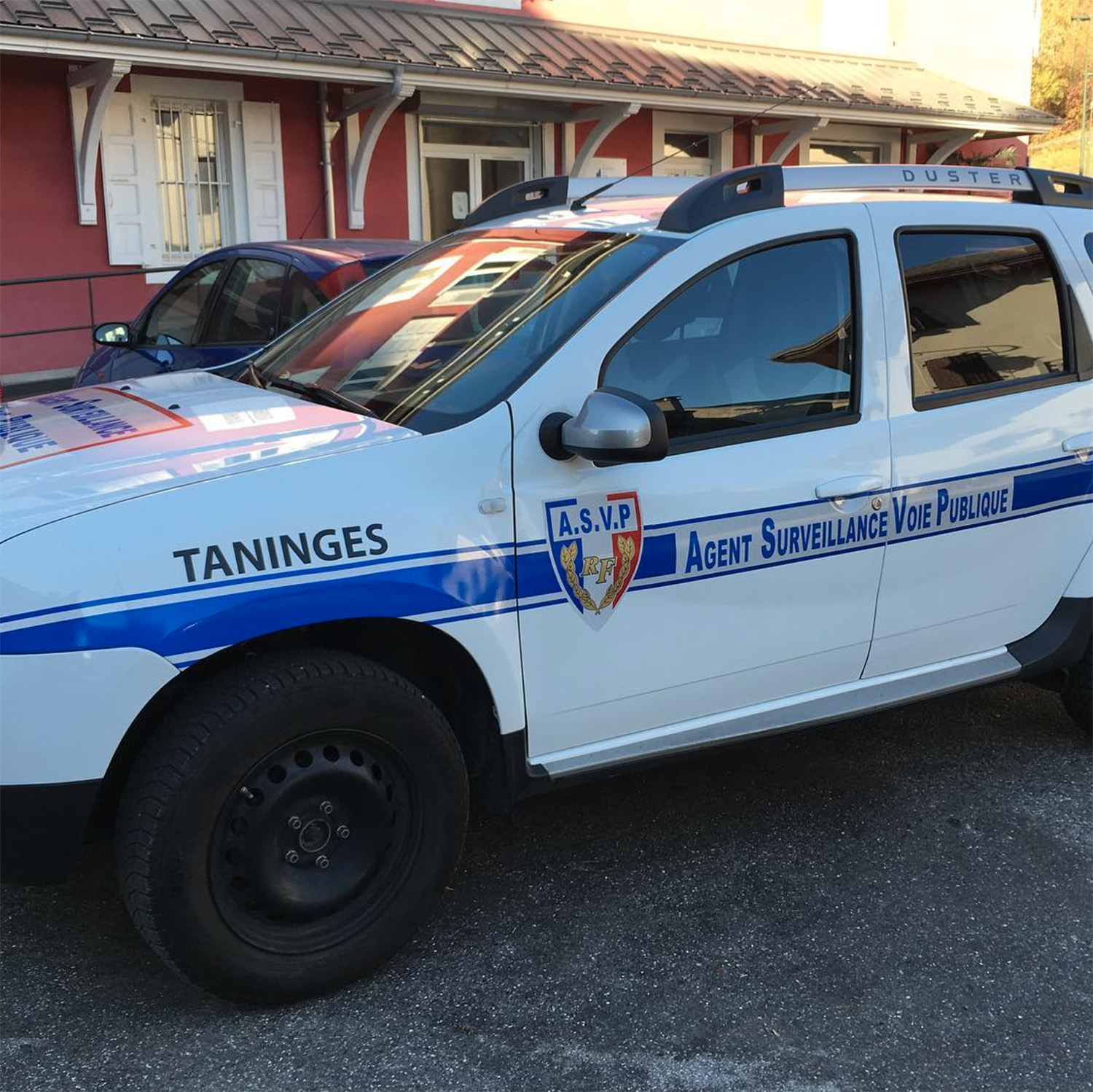 Covering véhicule administratif police gendarmerie marquage adhésif découpe au fil 74 Haute-Savoie