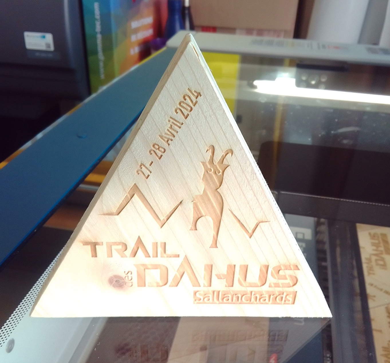 Trophée Gravure sur bois, récompense événement cadeau à Annemasse